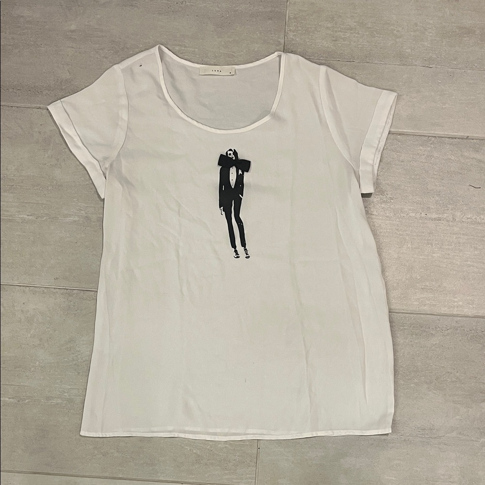 Flowy White Graphic Tee with Bow Embellishment